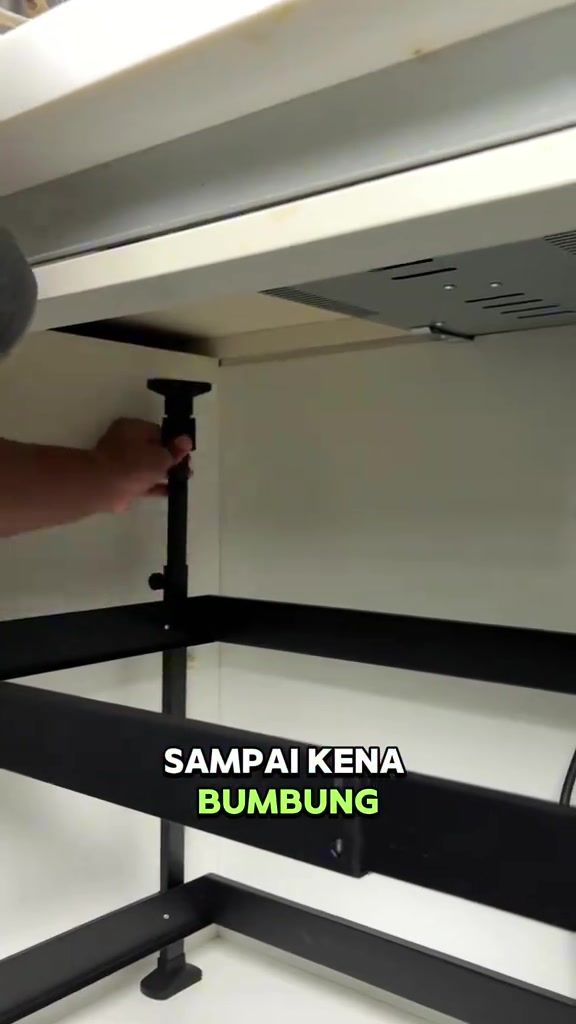 Tangan memasang tiang tekan rak pull-out di dalam kabinet dapur tanpa drill