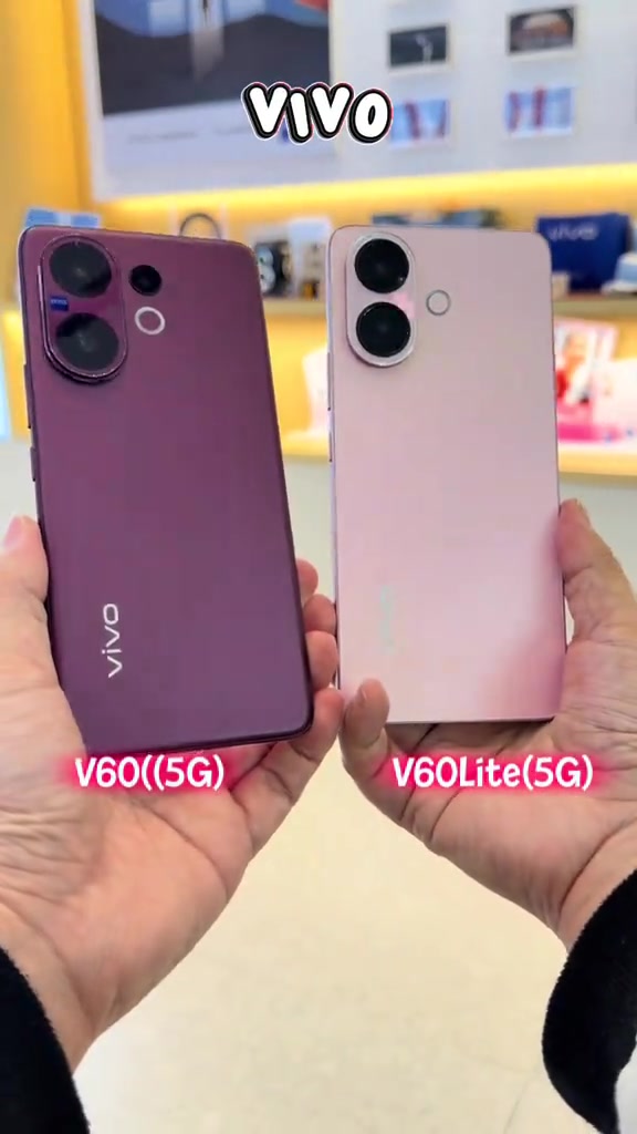 Belakang dua telefon dipegang sebelah-menyebelah, vivo V60 ungu dengan modul tiga kamera ZEISS dan vivo V60 Lite merah jambu dengan dua kamera