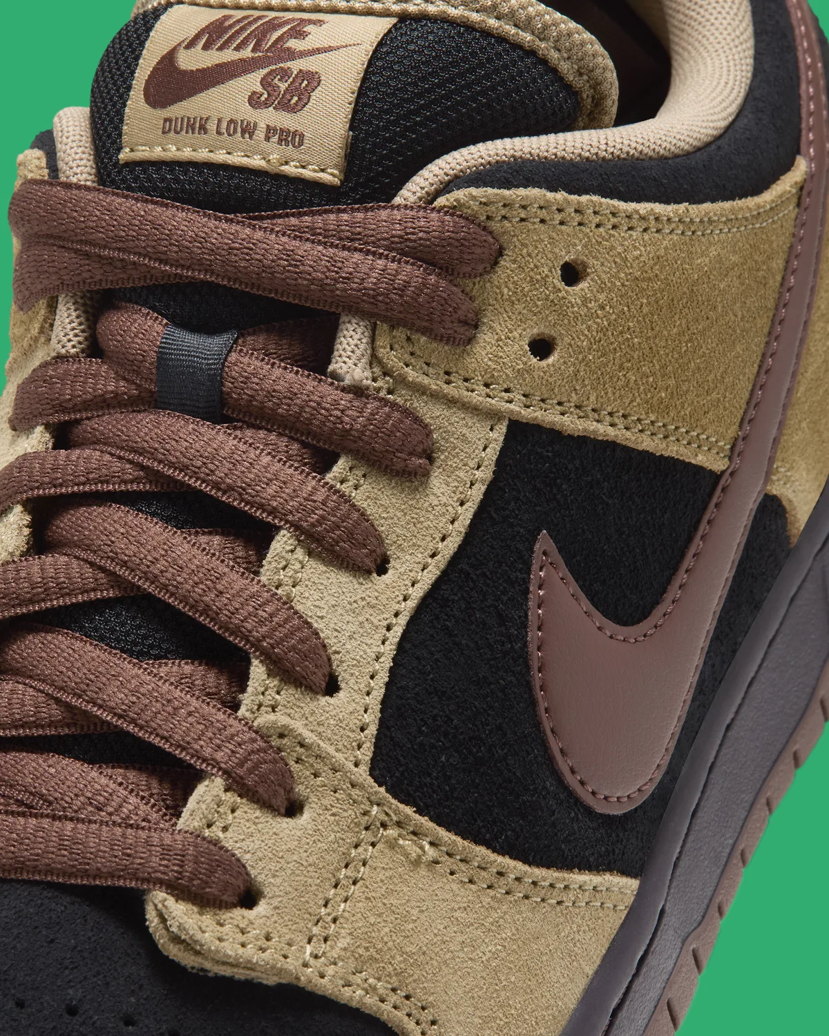 Những sneaker huyền thoại được tái sinh với chất liệu cao cấp