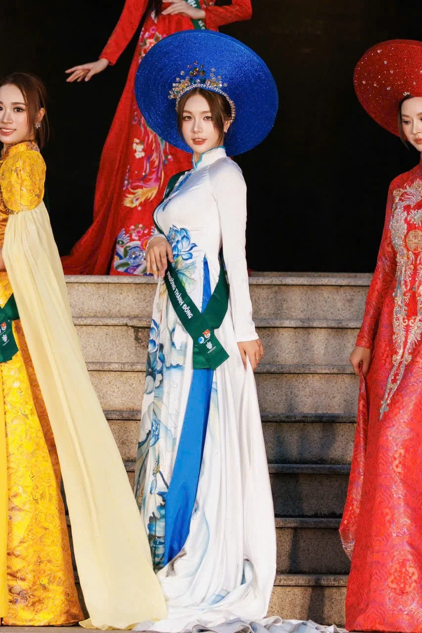 Cách mặc áo dài trong đời thường: từ chất liệu mới đến phối đồ hiện đại
