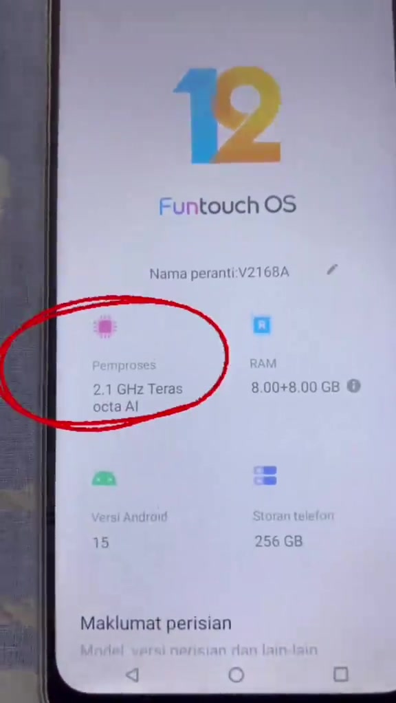 Skrin tetapan telefon menunjukkan sistem Funtouch OS dengan maklumat pemproses dibulatkan, RAM 8.00+8.00 GB dan storan 256 GB