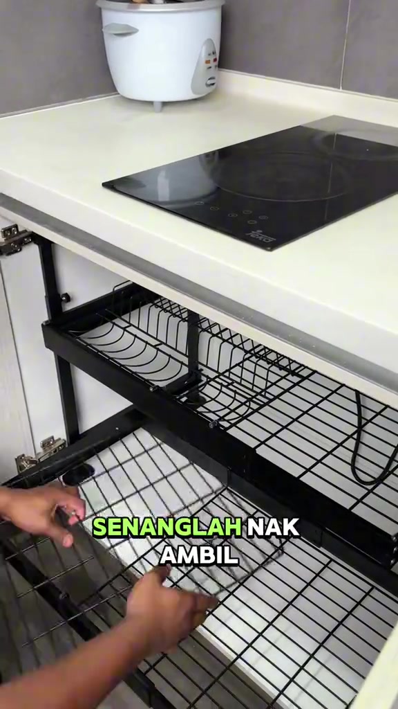 Rak pull-out jaring hitam ditarik keluar dari kabinet bawah countertop dapur