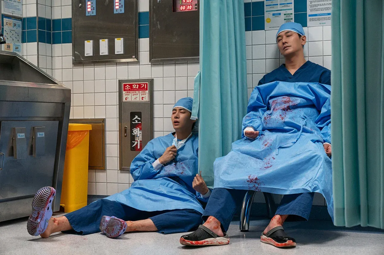 Doctor X Phá Vỡ Kỷ Lục Rating: Hài Đen Vạch Trần Mafia Áo Trắng