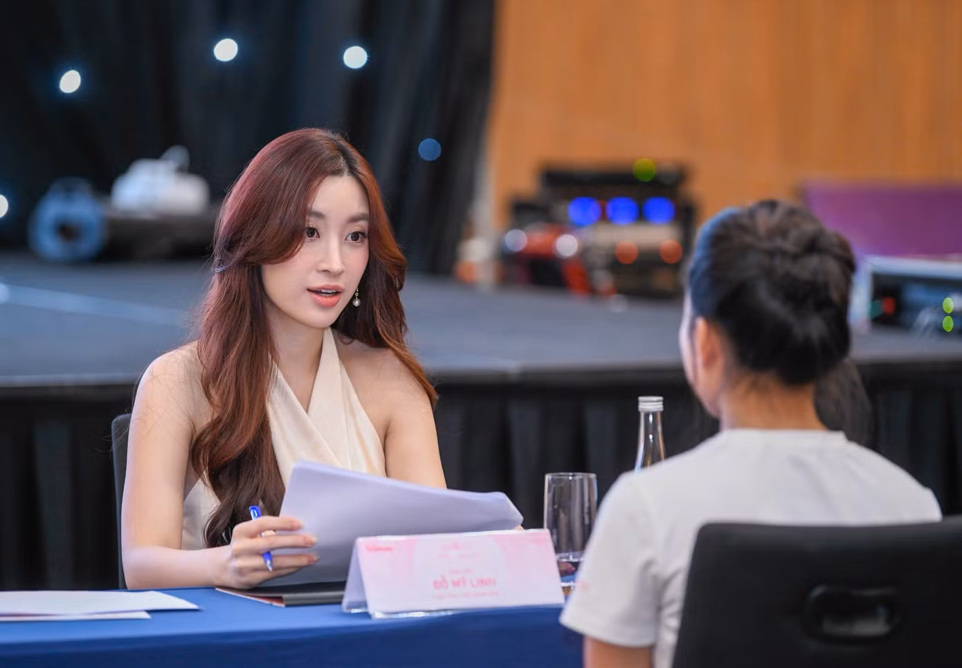 Những Bộ Trang Phục Ấn Tượng Nhất Trên Thảm Đỏ Chung Khảo Hoa Hậu Việt Nam