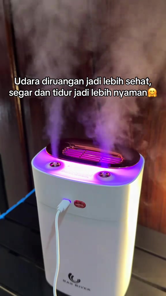 Humidifier Han River putih mengeluarkan wap dari dua muncung dengan lampu ungu di bahagian atas