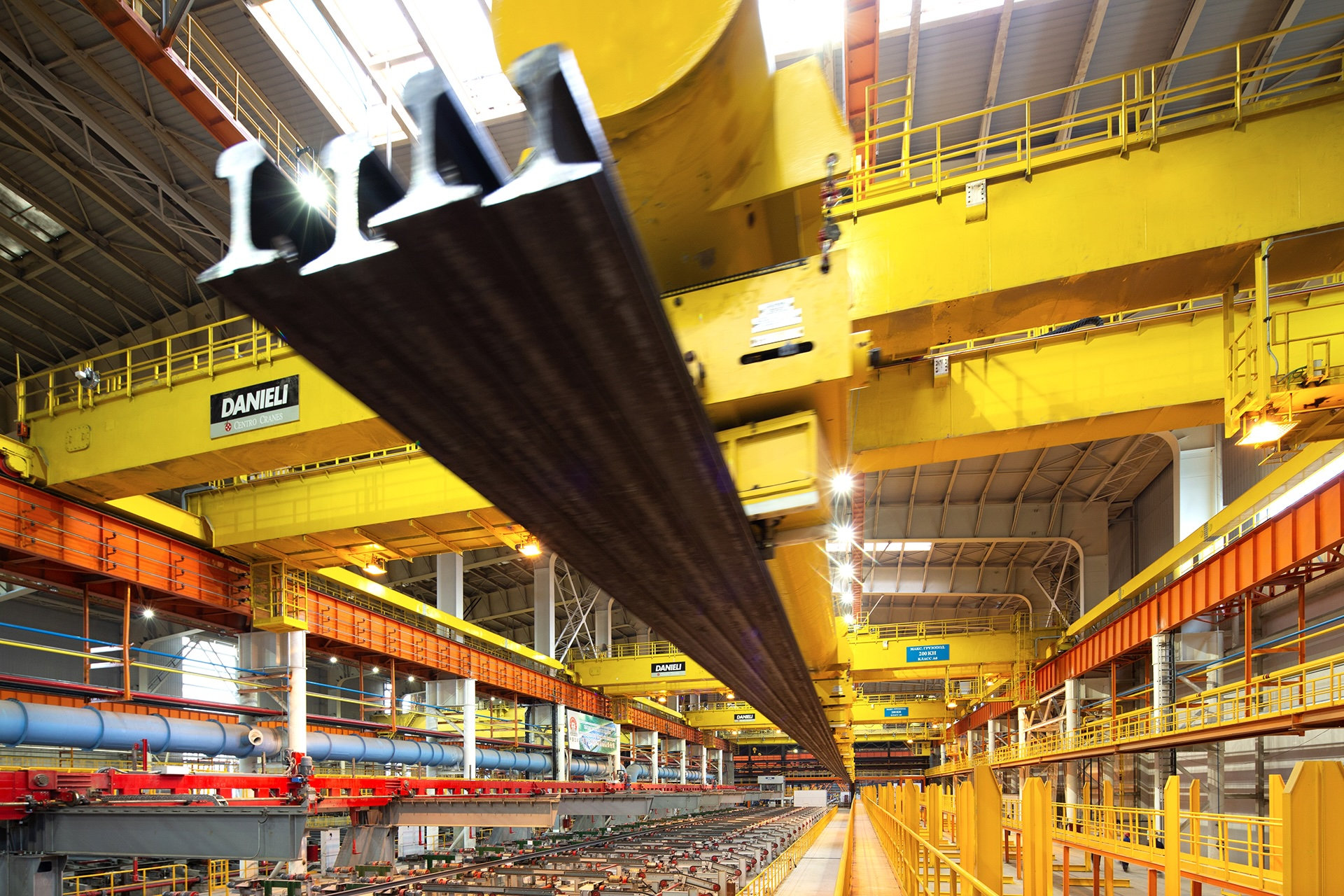 Phạm Nhật Vượng bắt tay Danieli để nội địa hóa thép ray đường sắt cao tốc