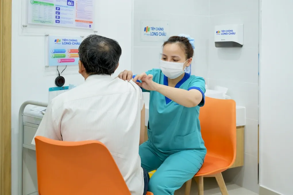 Dầm mưa, nằm máy lạnh không gây cúm: Hiểu lầm nguy hiểm cần bỏ