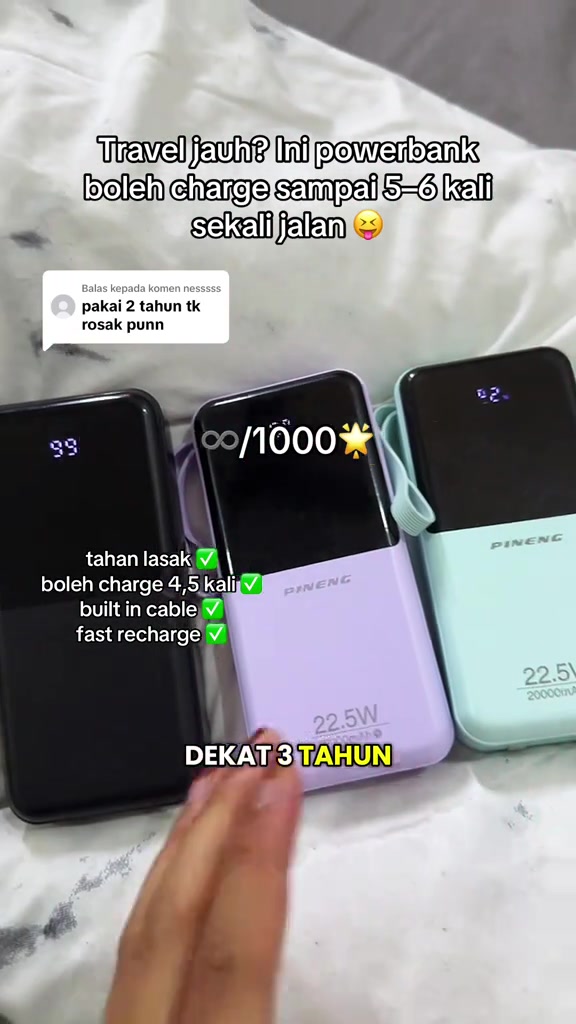 Tiga power bank Pineng warna hitam, ungu dan mint dengan paparan digital diletak sebelah menyebelah