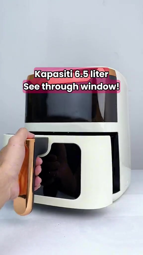 Tangan menarik keluar bakul air fryer ber tingkap lihat tembus dengan teks kapasiti 6.5 liter