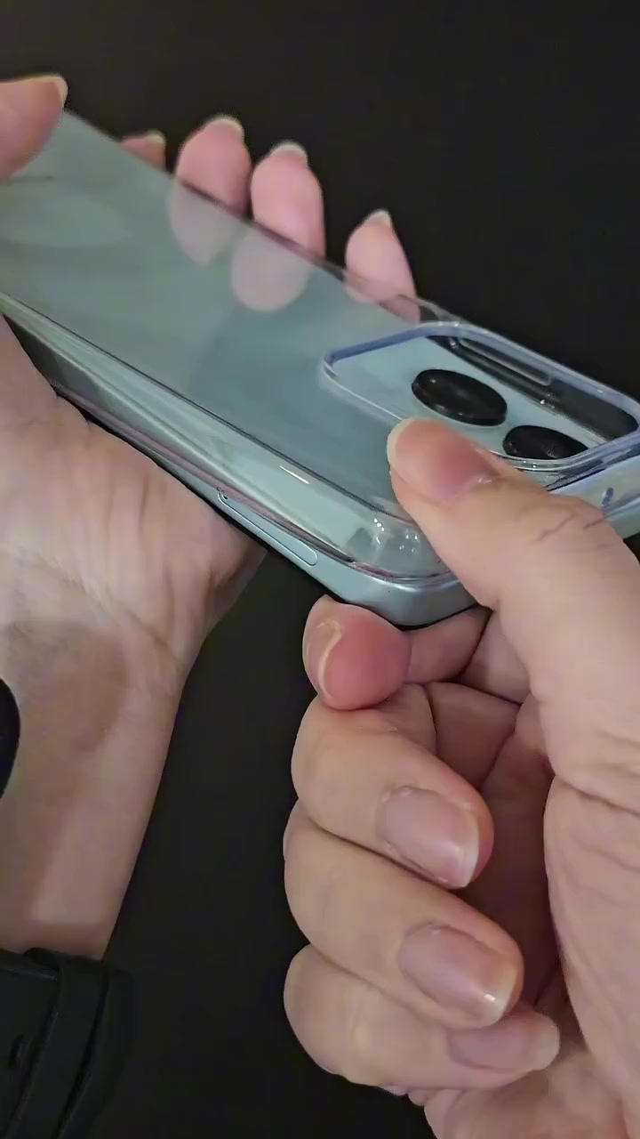 Honor 500 Smart 5G warna cyan dipegang dua tangan sambil dipasangkan sarung lutsinar