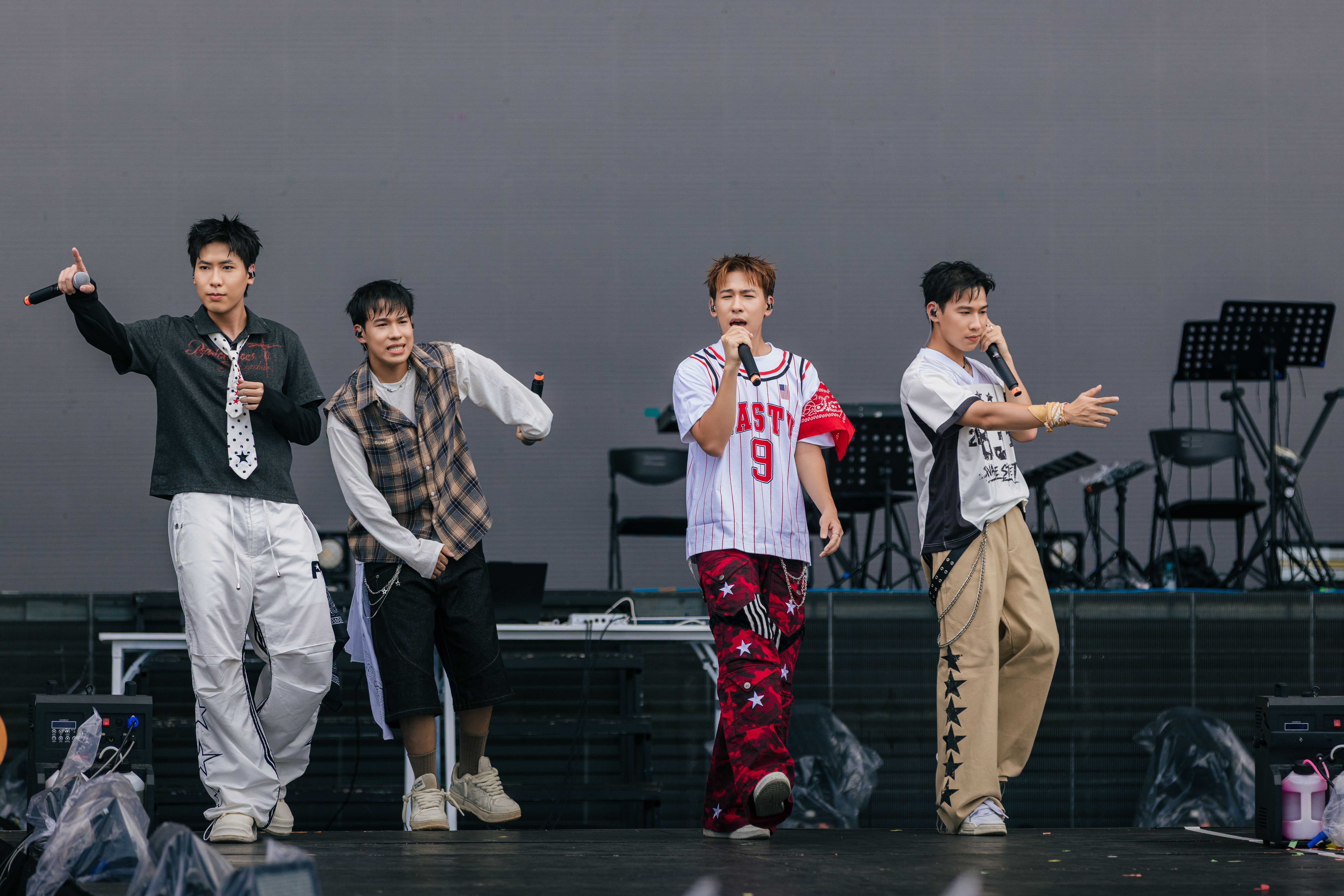 Duniverse mang DJ lên sân khấu SAO Concert: cú tái định vị táo bạo của boyband V-pop