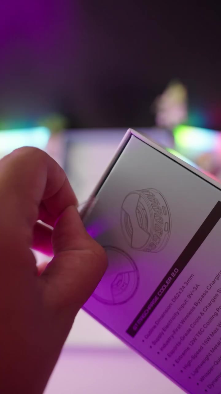 Sisi kotak cooler GT MagCharge Cooler 2.0 dengan cetakan spesifikasi termasuk wireless bypass charging, dipegang sebelah tangan