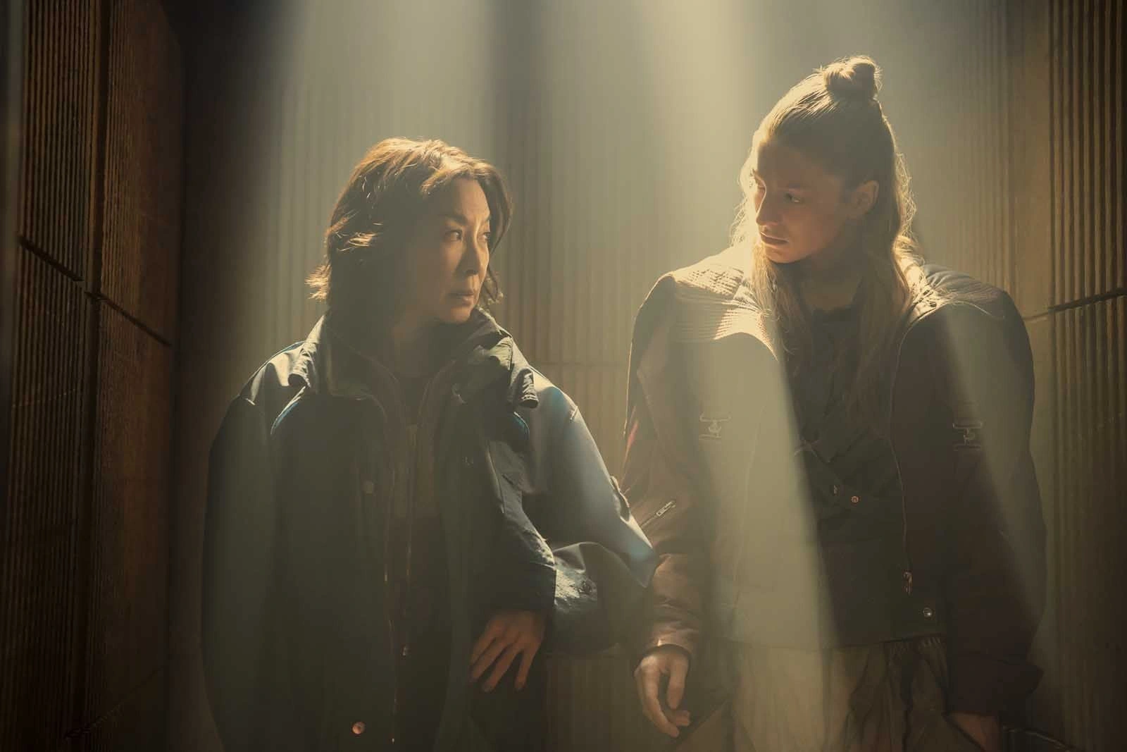 Michelle Yeoh và Hunter Schafer dẫn dắt cuộc nổi dậy trong Blade Runner 2099