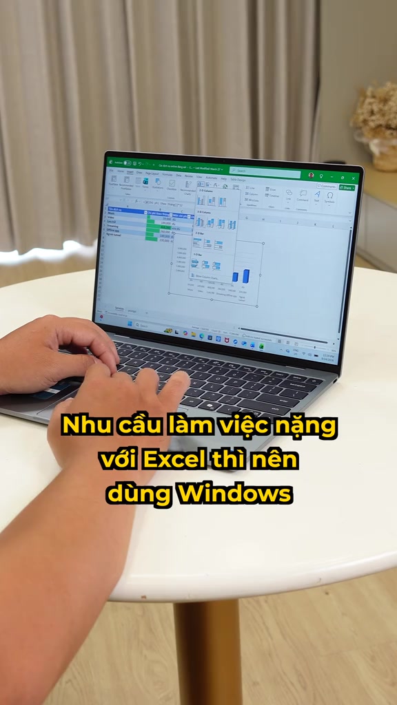 Người dùng gõ phím trên MacBook Air với bảng tính Excel đang mở trên màn hình