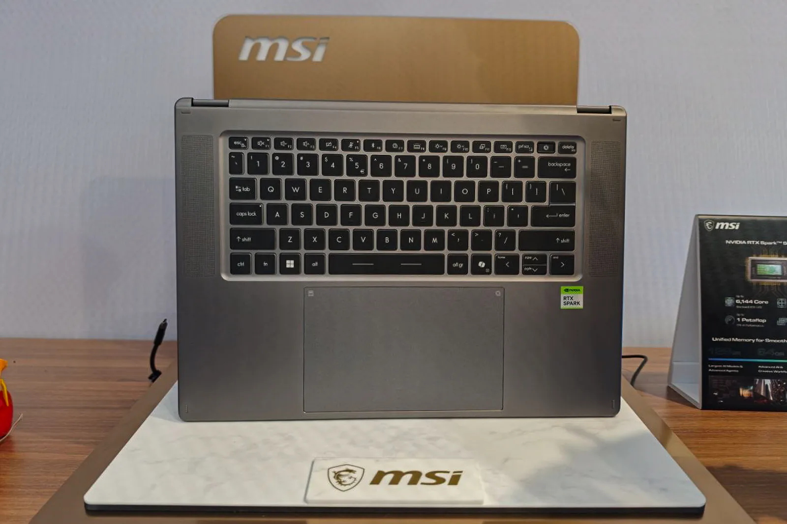 MSI Prestige N16 Flip AI+: laptop xoay gập 2-trong-1 cho chuyên gia sáng tạo?