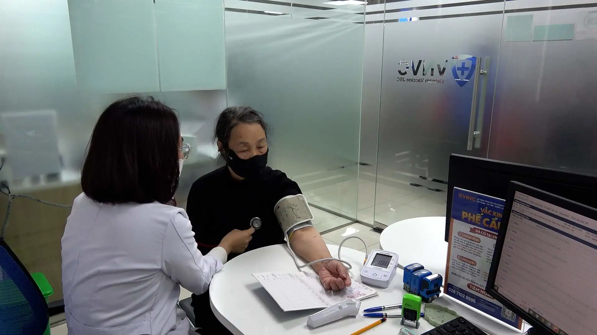 Tại sao vắc xin cúm miễn phí chưa đủ hút người cao tuổi