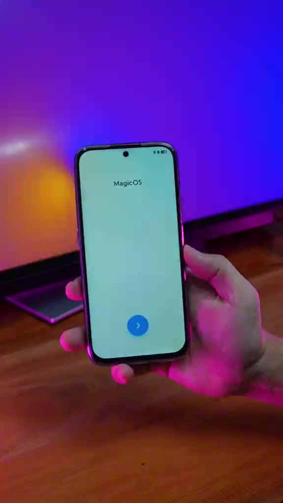 Skrin Honor 600S ketika pertama kali dihidupkan memaparkan logo MagicOS