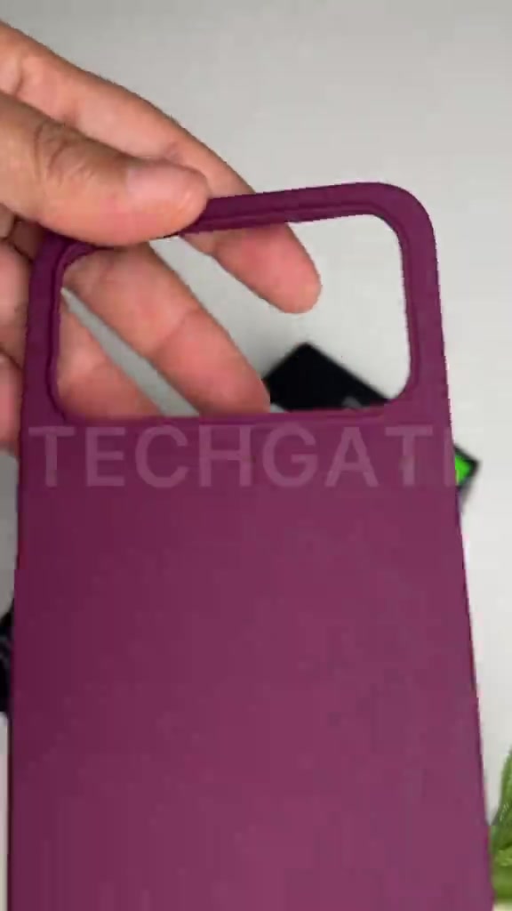 Case lembut warna burgundy yang datang sekali dalam kotak Infinix Smart 20e