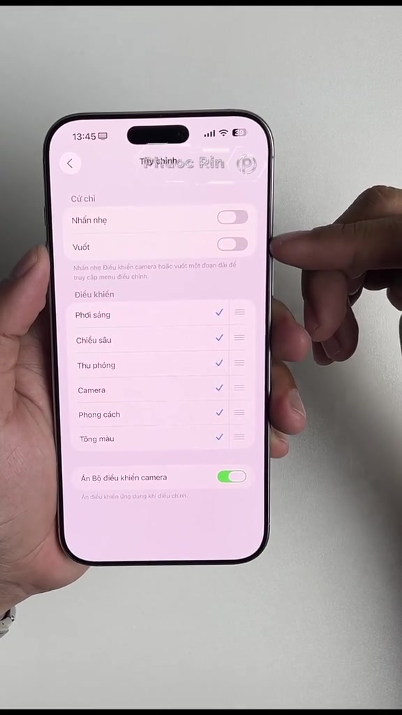 Màn hình Tùy chỉnh của nút Camera Control trong Cài đặt tiếng Việt với hai cử chỉ Nhấn nhẹ và Vuốt đang ở trạng thái tắt