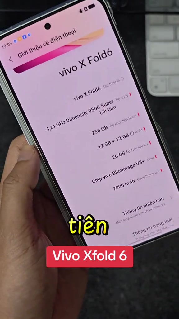 Màn hình giới thiệu thiết bị trên vivo X Fold6 liệt kê chip Dimensity 9500 Super, RAM 12 GB, bộ nhớ 256 GB, chip BlueImage V3+ và pin 7000 mAh