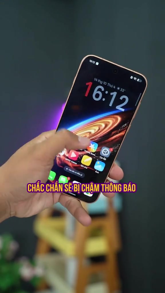 Màn hình chính của OnePlus 16 bản nội địa Trung Quốc cầm trên tay