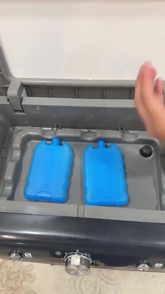 Dua ice pack biru diletakkan dalam tangki air cooler yang terbuka