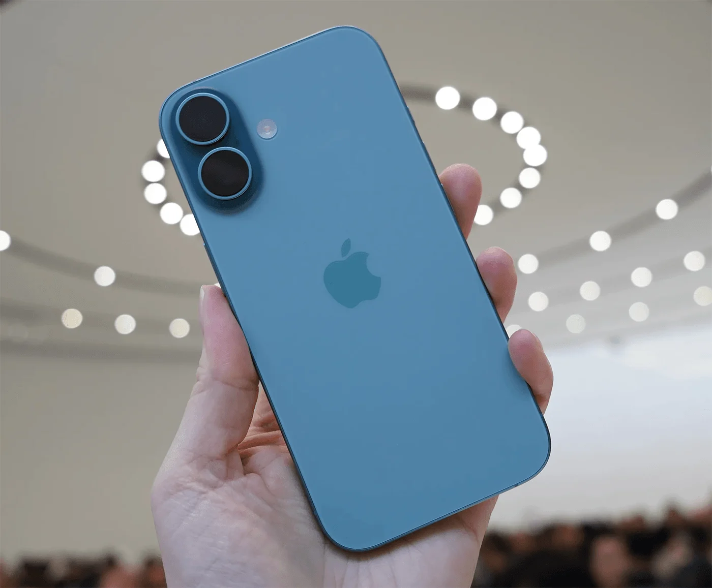 iPhone 16e hay Android pin 10.000mAh: Đâu là lựa chọn 15 triệu đáng tiền?