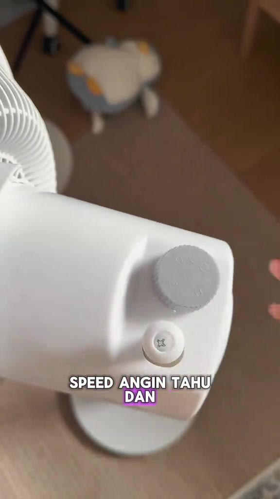 Close-up tombol speed kipas circulation sedang dipusingkan pada panel kawalan