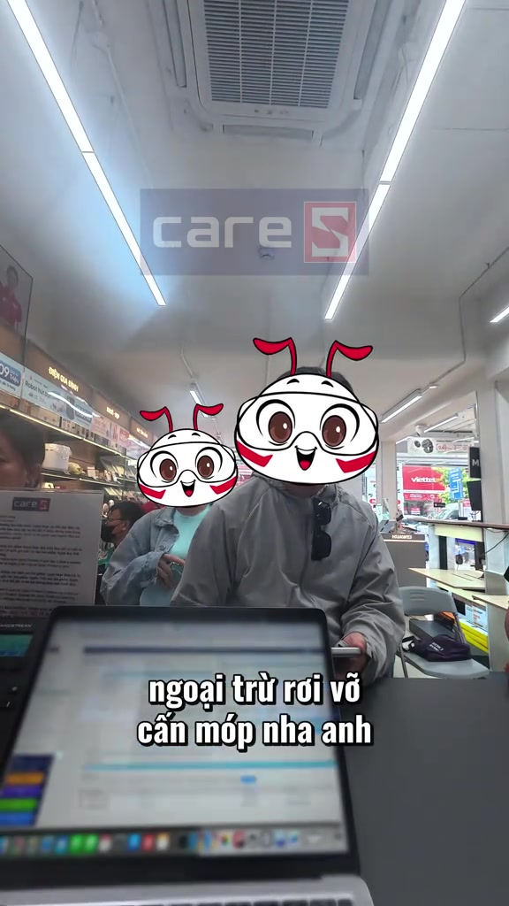 Quầy tiếp nhận của trung tâm bảo hành CareS với biển hiệu careS, mặt người trong khung hình được che bằng sticker