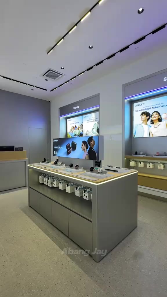 Ruang dalam Anker Selected Store: island display produk soundcore dan rak kotak aksesori tersusun, tiada pelanggan