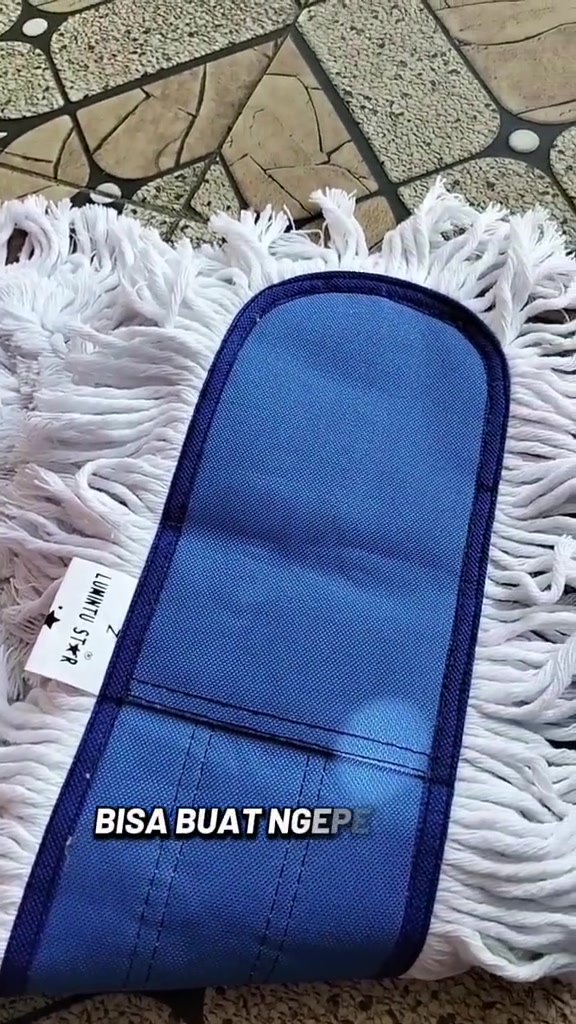 Refill kepala mop tali putih dengan tapak biru yang boleh tanggal, diletak atas lantai
