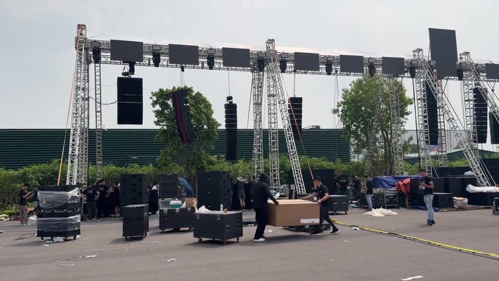 Giàn truss và cụm loa line array lắp ngoài trời tại khuôn viên Trung tâm Triển lãm Việt Nam ở Đông Anh trong một sự kiện đầu tháng 10/2026