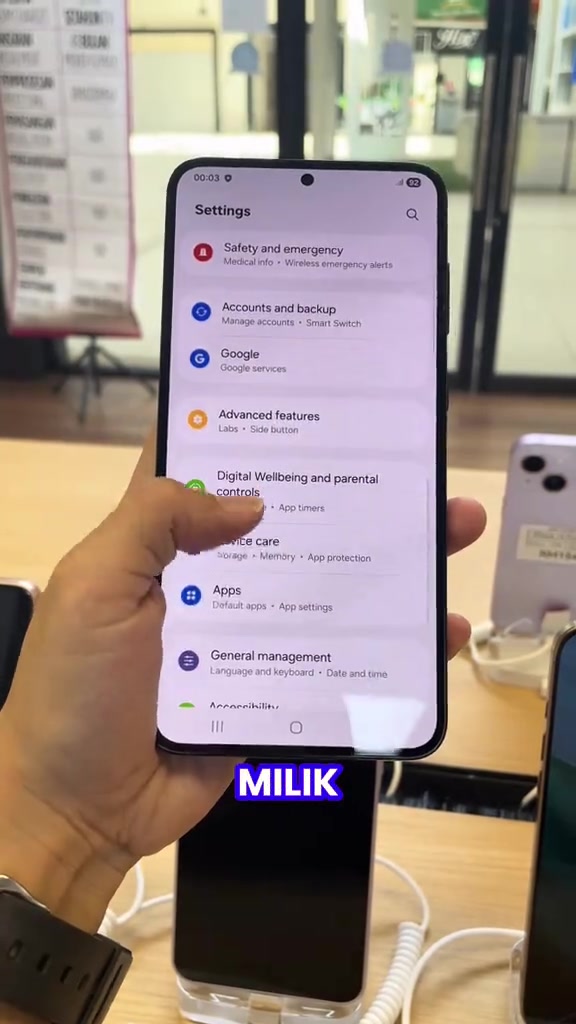 Skrin tetapan Samsung Galaxy S23+ dipegang di kedai menunjukkan unit berfungsi normal