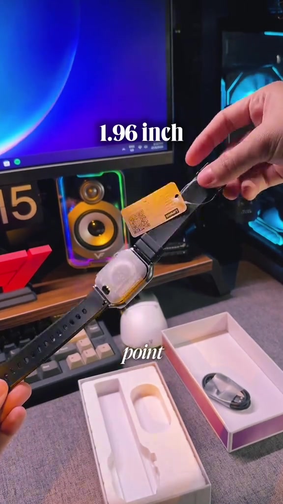 Lenovo Watch Fit dengan tag tergantung dan kotak terbuka dipamerkan di atas meja