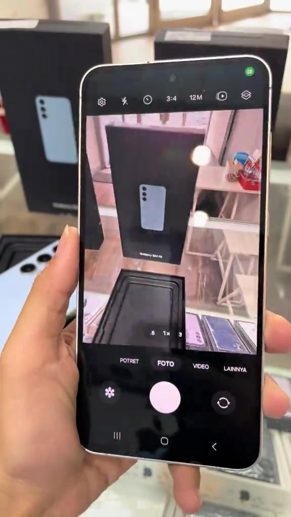 Skrin Samsung Galaxy S24 FE dibuka pada aplikasi kamera semasa ujian unit di kedai