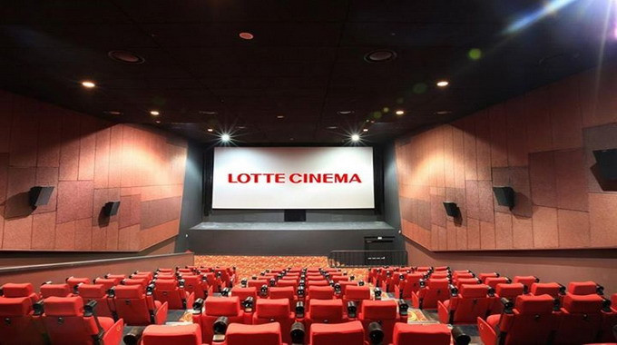 Phòng chiếu 2D ghế đỏ của Lotte Cinema, một trong hai hệ thống rạp phát hành Án Mạng Karaoke
