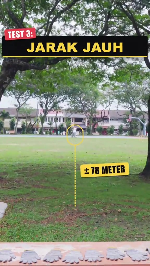 Padang taman dengan penanda jarak sekitar 78 meter ke posisi seseorang berdiri jauh, lokasi ujian julat mic