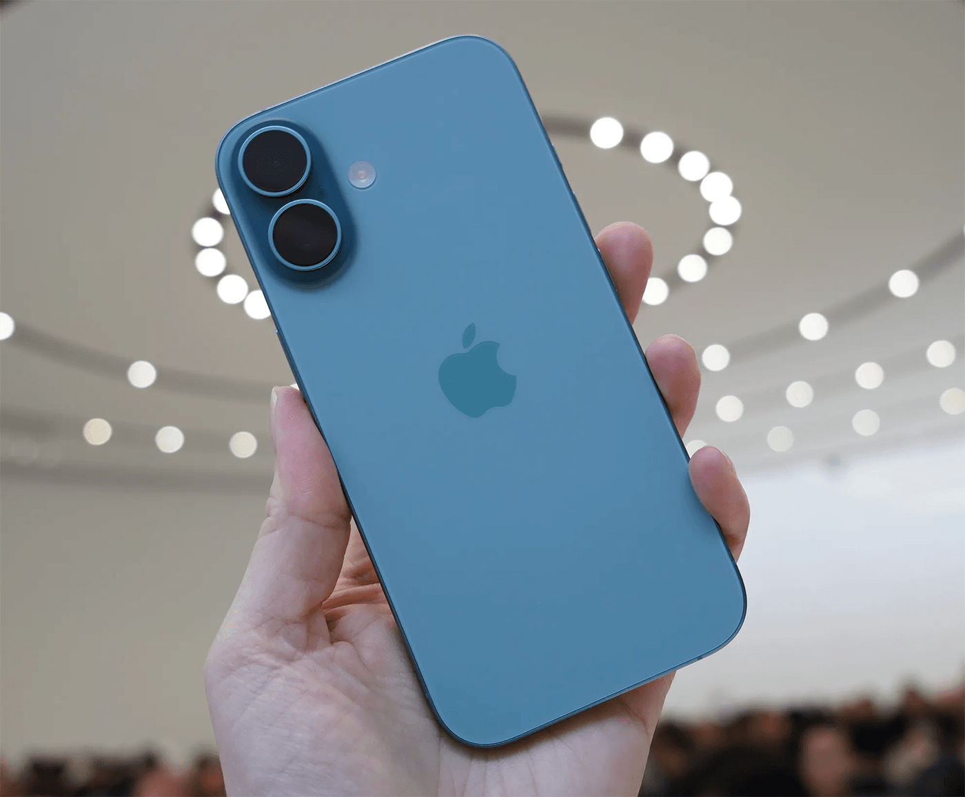 iPhone 16e hay Android pin 10.000mAh: Đâu là lựa chọn 15 triệu đáng tiền?