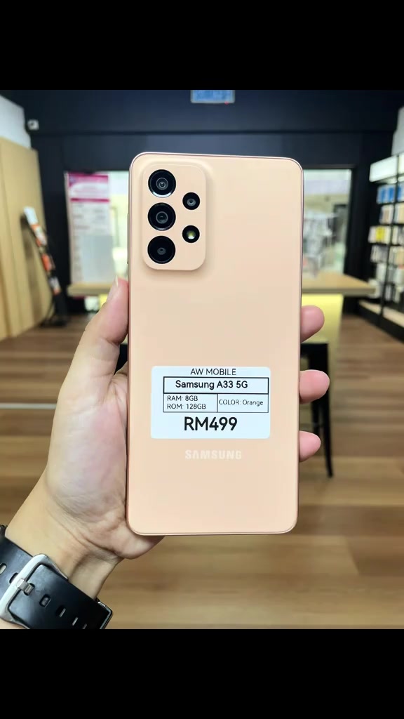 Tag harga kedai AW Mobile pada belakang Samsung A33 5G warna oren menunjukkan RAM 8GB ROM 128GB pada RM499