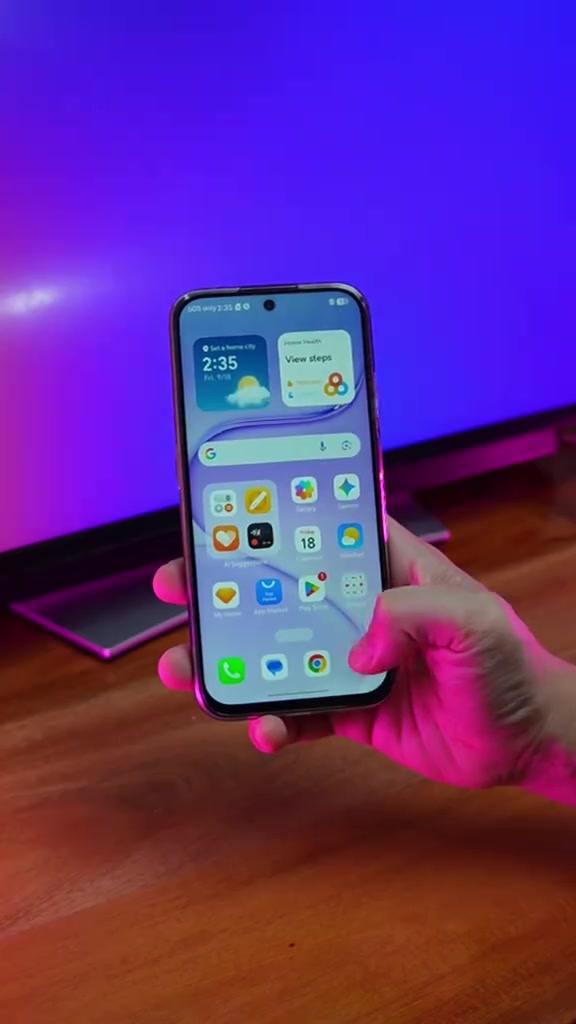 Skrin hadapan Honor 600S memaparkan skrin utama MagicOS dengan widget dan ikon aplikasi