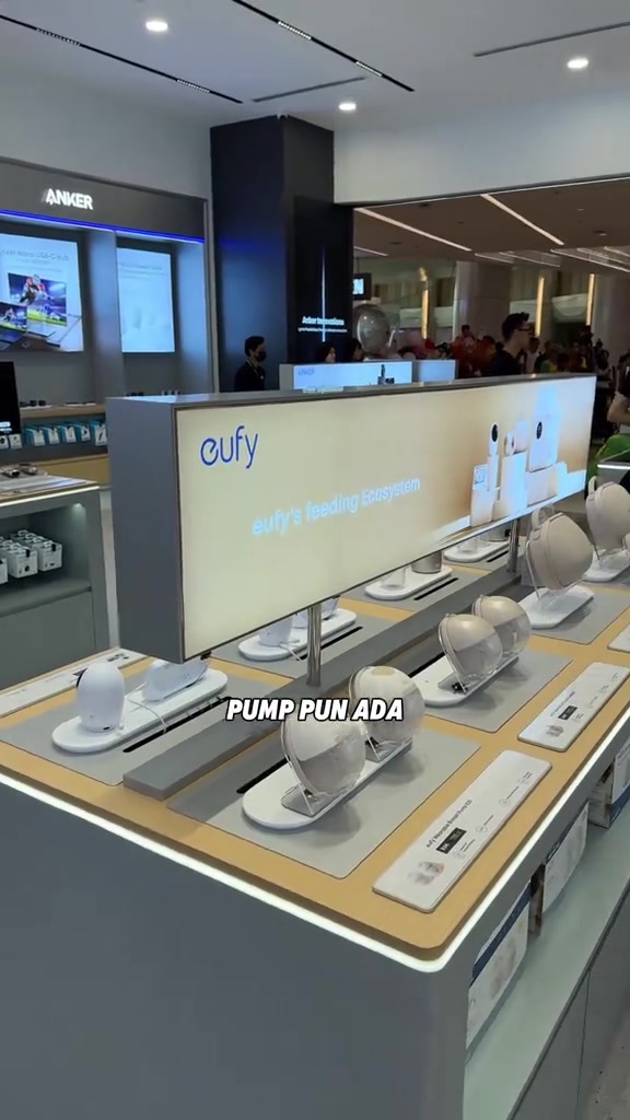 Ruang pameran produk eufy di dalam Anker Selected Store di Malaysia, dengan unit paparan di atas meja