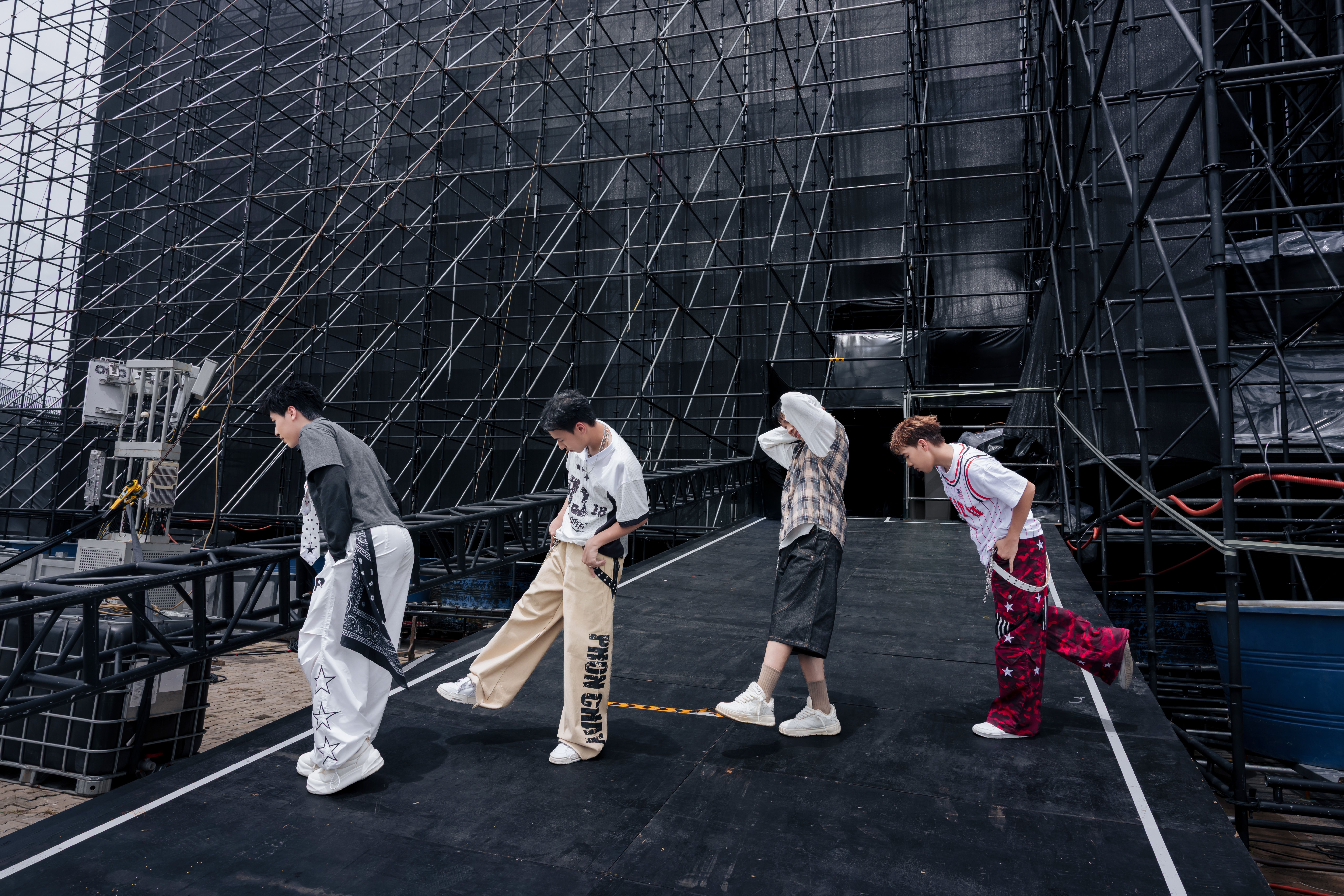 Duniverse mang DJ lên sân khấu SAO Concert: cú tái định vị táo bạo của boyband V-pop