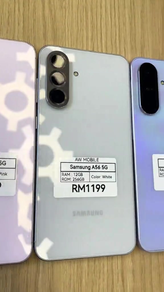 Tag harga kedai AW Mobile pada Samsung A56 5G putih baharu menunjukkan RAM 12GB ROM 256GB pada RM1,199