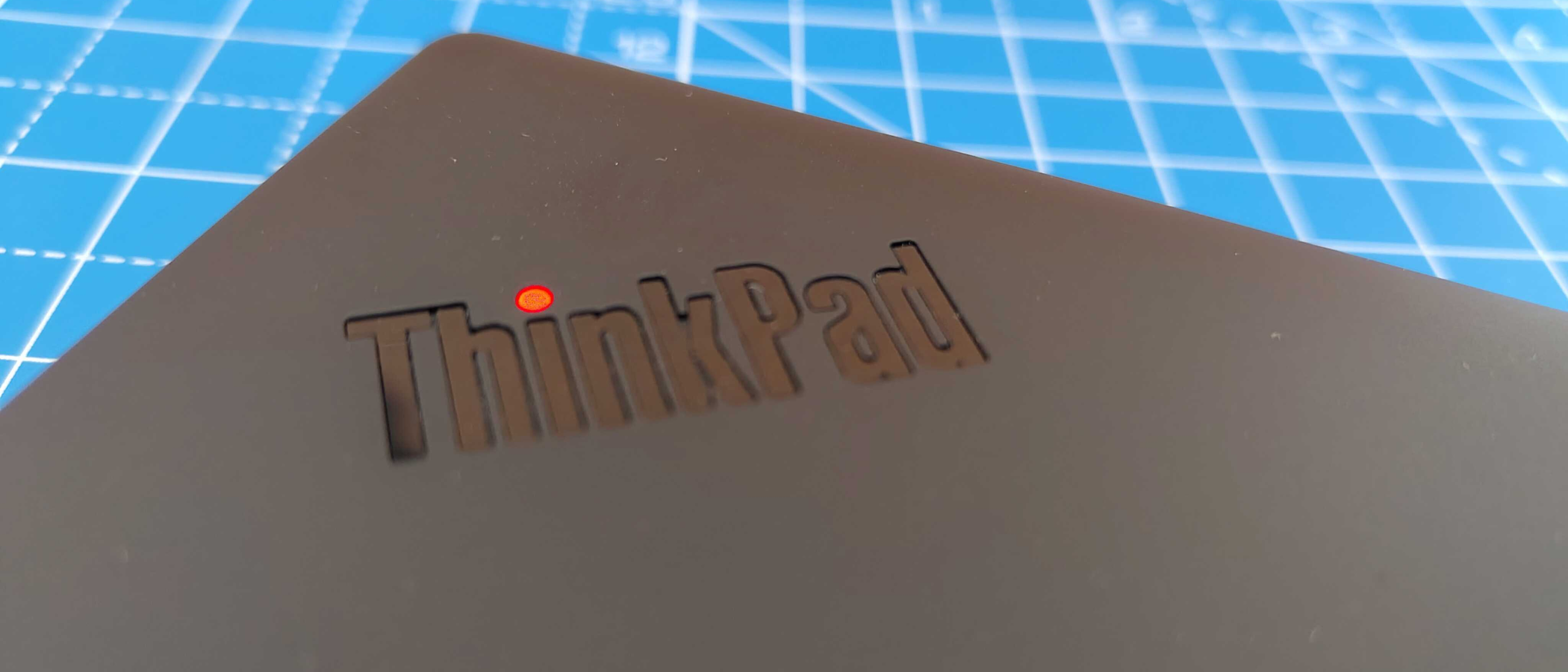 Lenovo ThinkPad X13 Gen 7 AMD vs T14s Gen 6: chọn laptop kinh doanh nào?