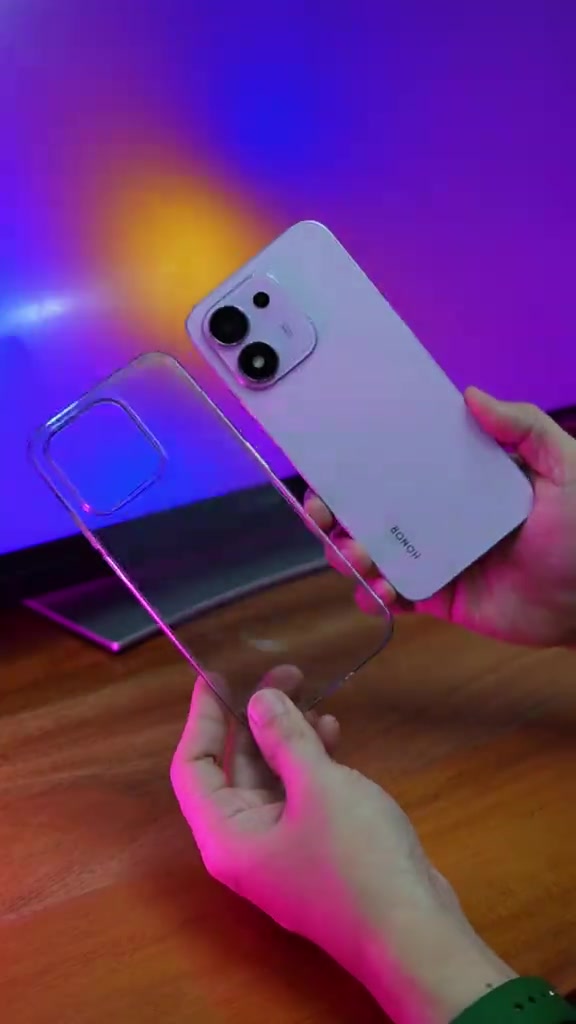 Honor 600S warna cerah dipegang sebelah tangan bersama sarung lutsinar pada tangan sebelah lagi