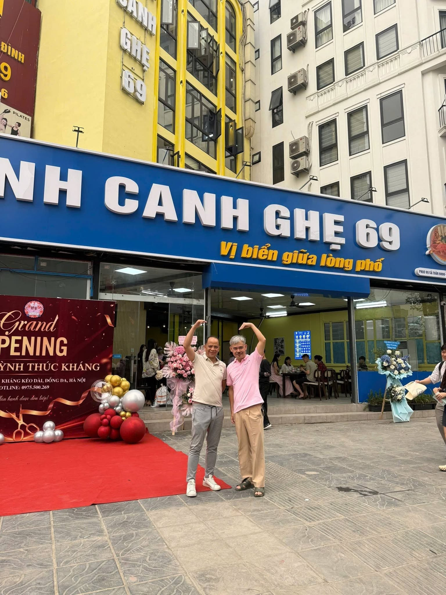 Từ sân khấu đến quán ăn: Khi sao Việt bước ra vỉa hè