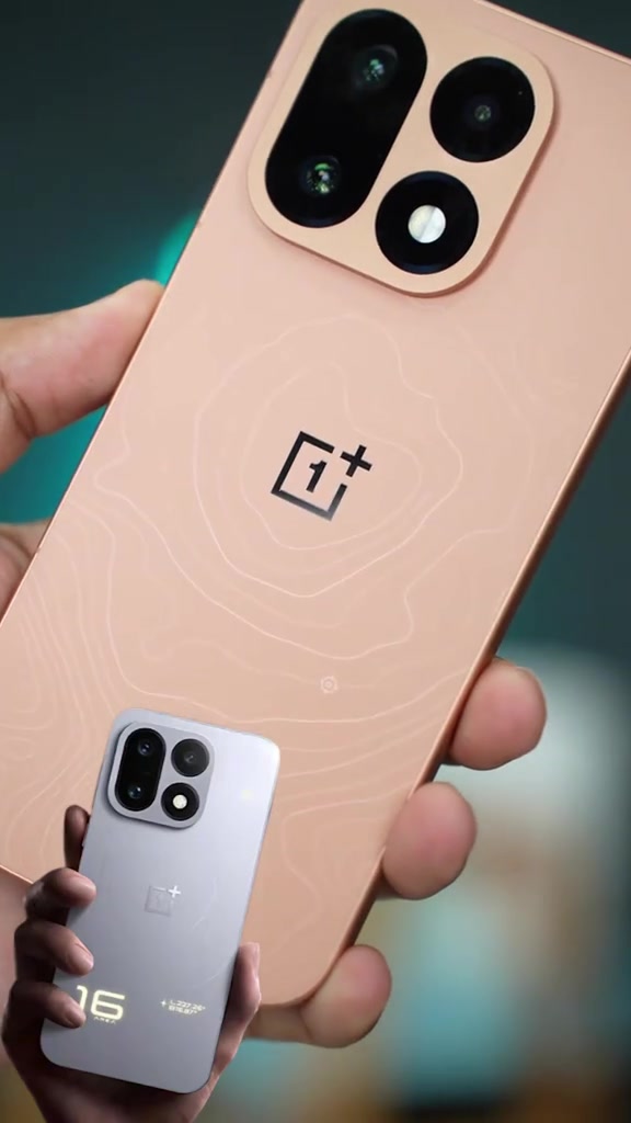 Mặt lưng OnePlus 16 bản màu cam đặt cạnh bản màu trắng có dải đèn LED phát sáng phía dưới