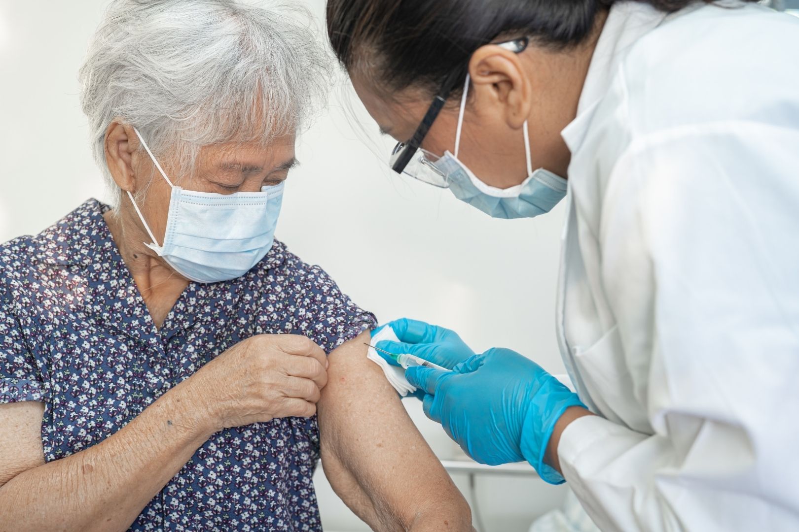 Tại sao vắc xin cúm miễn phí chưa đủ hút người cao tuổi