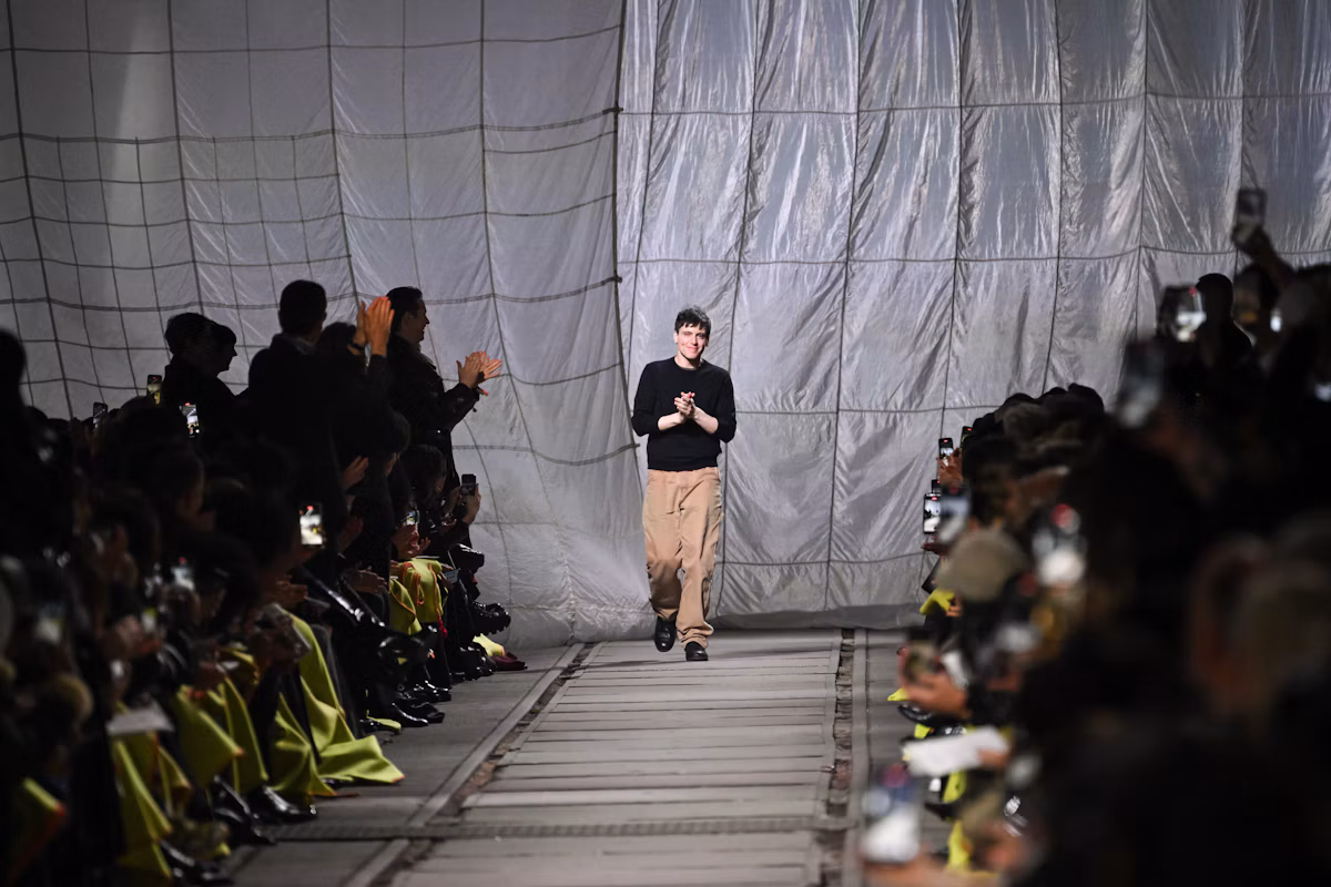 Kering trước khủng hoảng lãnh đạo sáng tạo tại Saint Laurent và McQueen