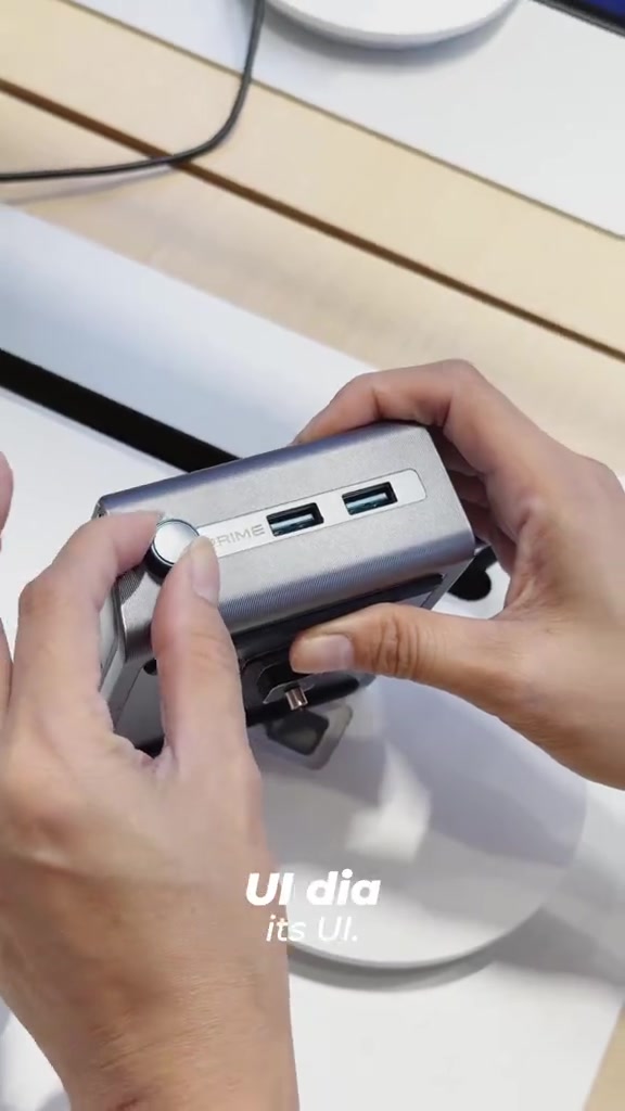 Gambar dekat port USB dan butang kawalan pada power bank Anker Prime semasa dipamerkan di kedai